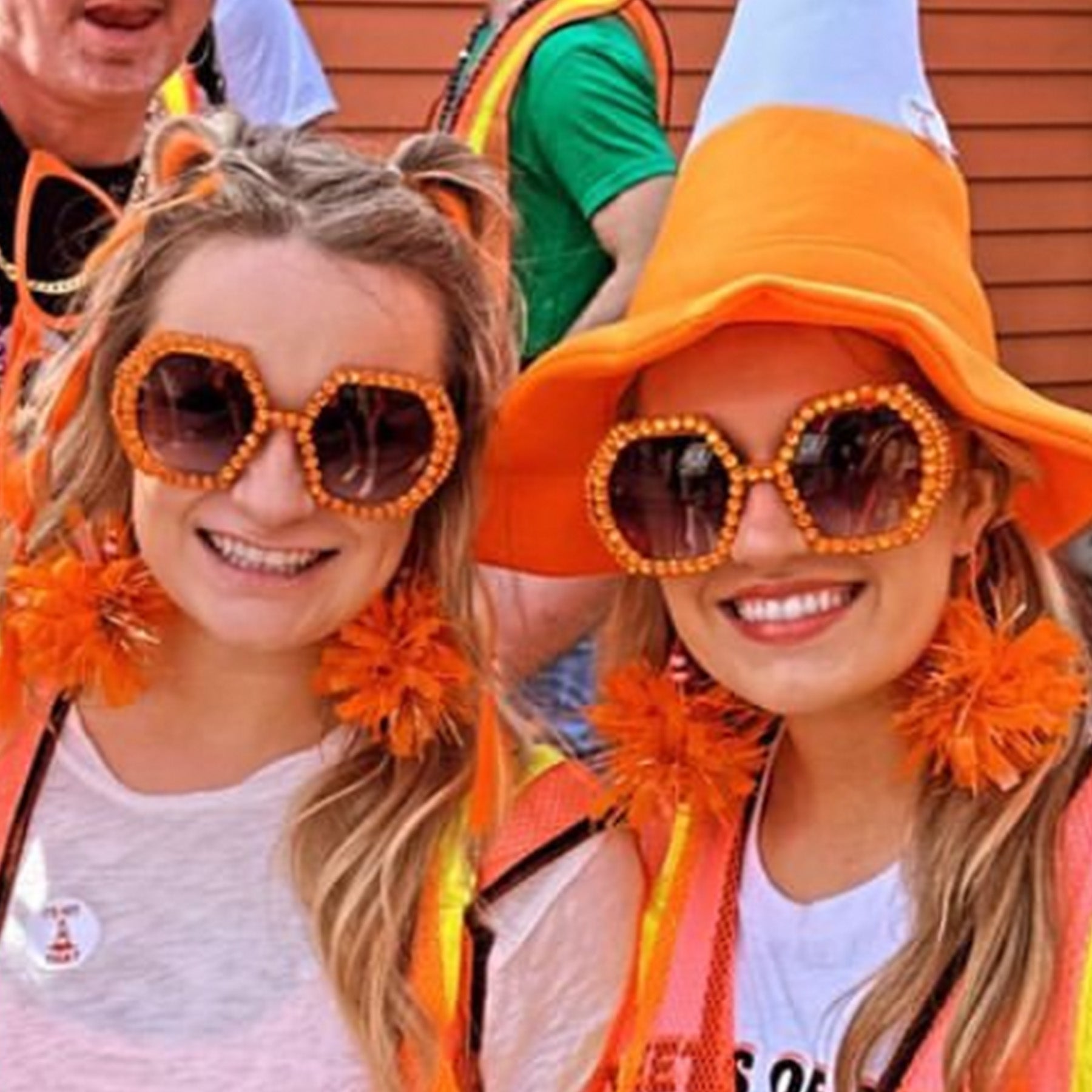 Pot Hoe Orange Pom Pom Earrings